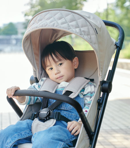 ベビーカーに乗る男の子